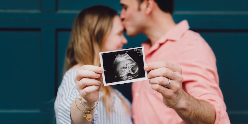 When to Announce Pregnancy to Family & Friends (And the Best Gifts to Announce Pregnancy)
